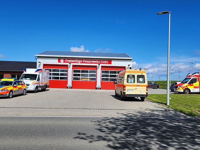 Gebäude der Feuerwehr Göhl mit Fahrzeugen der Bereitschaft Göhl davor 